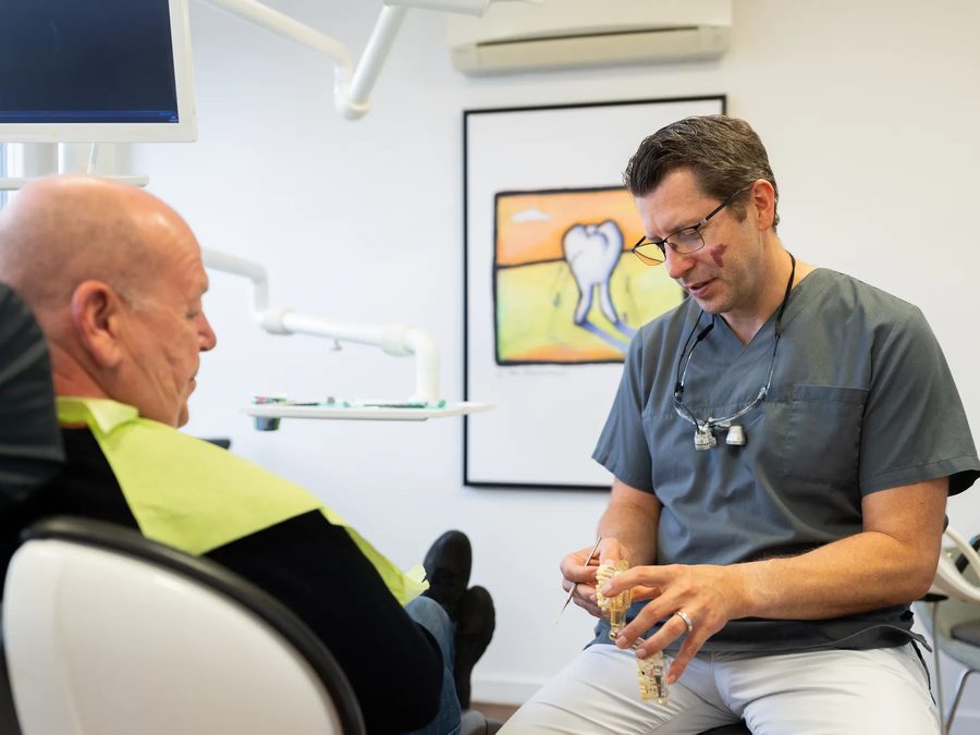 Zahnarzt bespricht mit einem Patienten die Behandlung
